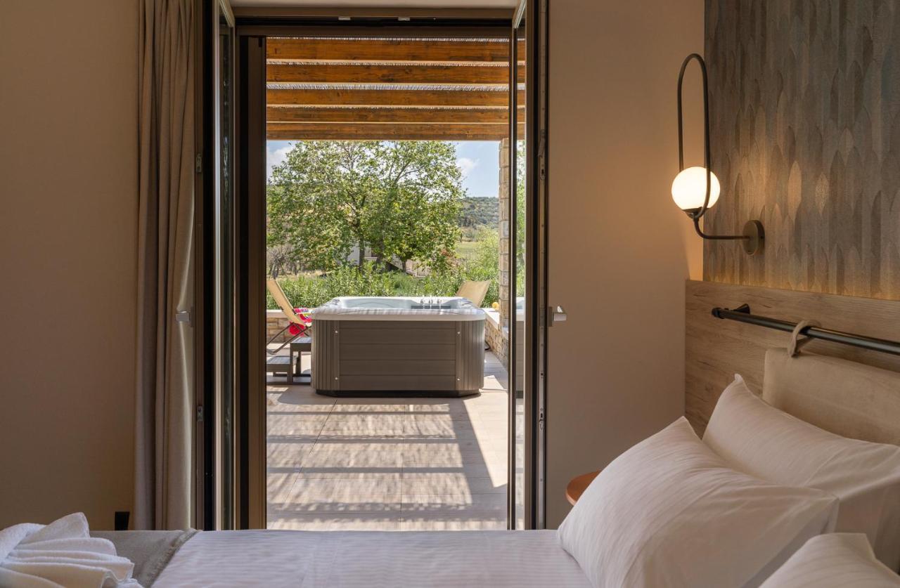 Quinta Essentia Suites Foiniki Bagian luar foto
